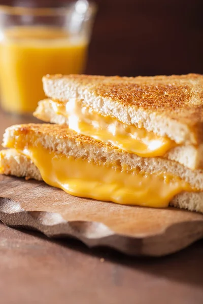 Бутерброд з сиром на сніданок — стокове фото