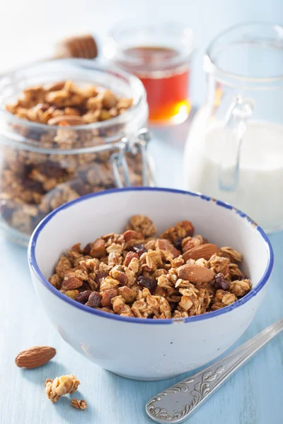 Tálba reggelire házi egészséges granola — Stock Fotó