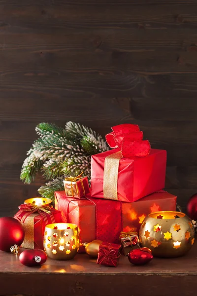 赤と金色のクリスマス ギフト ボックスと装飾 — ストック写真