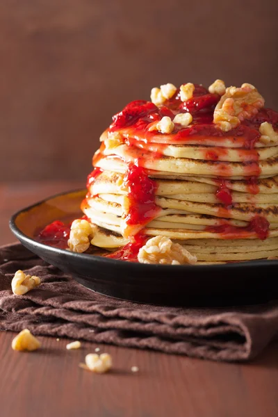 Pancakes with strawberry jam and walnuts. tasty dessert — Stock Photo, Image
