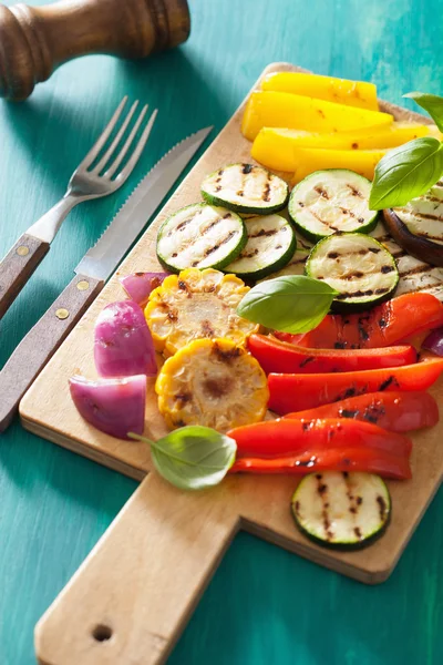 Verduras a la parrilla saludables en la tabla de cortar —  Fotos de Stock