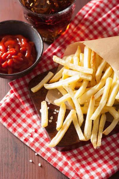 Patatine fritte con ketchup su sfondo rustico — Foto Stock