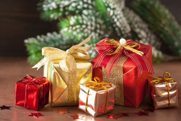 Piros és arany karácsonyi ajándék dobozok és dekoráció — Stock Fotó
