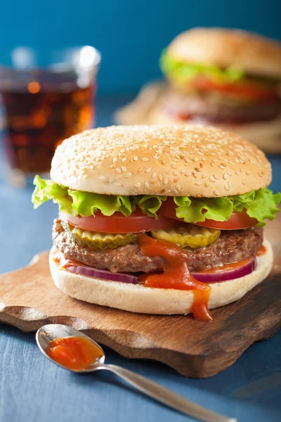 Hamburguesa con carne empanada lechuga cebolla tomate ketchup — Foto de Stock