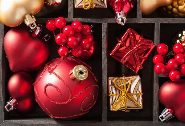 Regalo de Navidad y decoración en caja de madera — Foto de Stock