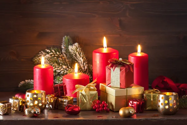 Caixas de presente de Natal vermelho e dourado e decoração — Fotografia de Stock