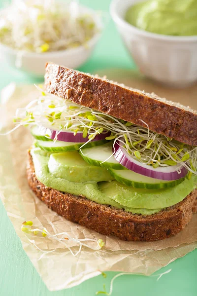 Gezonde avocado sandwich met komkommer alfalfa spruiten UI — Stockfoto