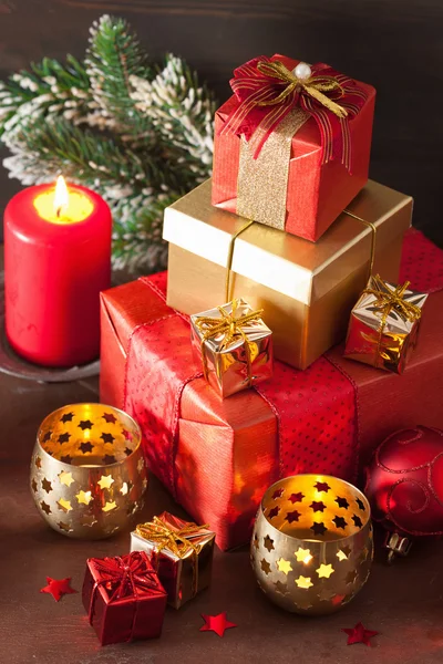 Κόκκινη και χρυσή κουτιά δώρου Χριστουγέννων και διακόσμηση — Φωτογραφία Αρχείου