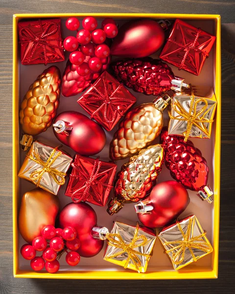 Karácsonyi ajándék és dekoráció a sárga mezőben található — Stock Fotó
