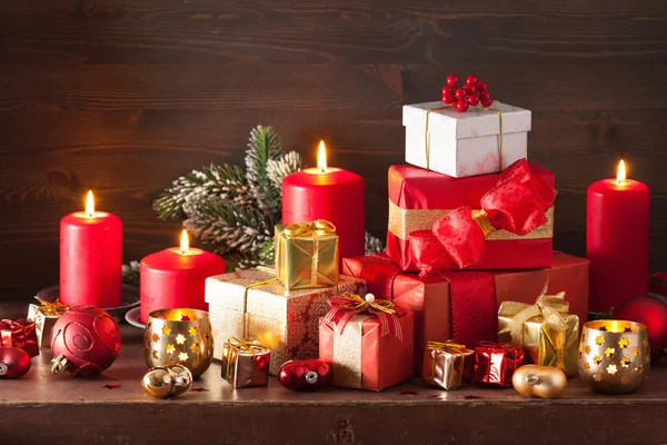 Rojo y dorado navidad regalo cajas decoración velas —  Fotos de Stock