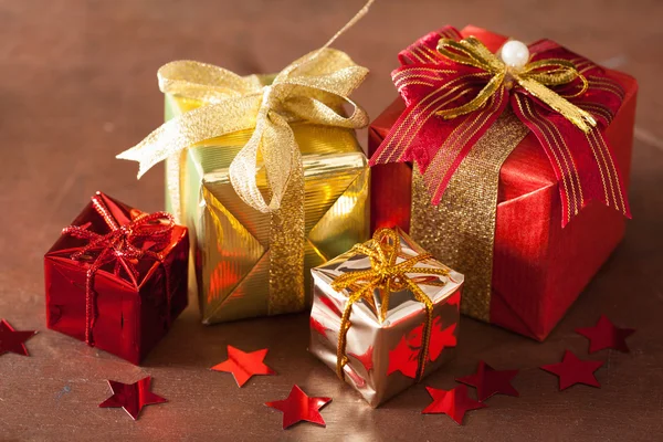 Scatole regalo di Natale rosso e dorato e decorazione — Foto Stock