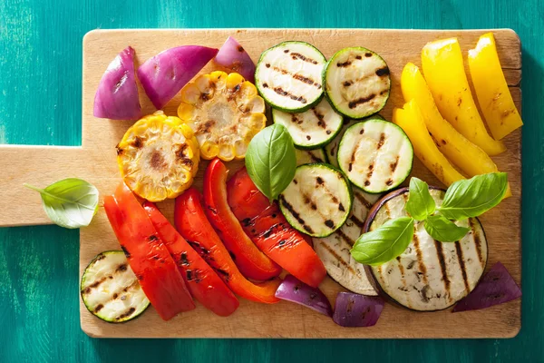 Verduras a la parrilla saludables en la tabla de cortar —  Fotos de Stock