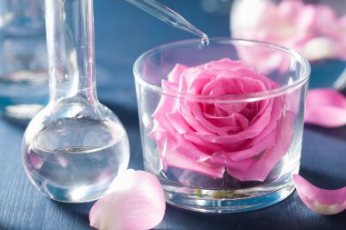 Simya ve aromaterapi gül çiçek ve kimyasal şişe ile