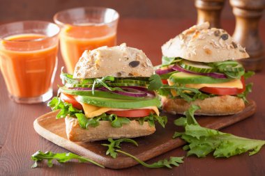 domates avokado peynirli sandviç salatalık soğan ile