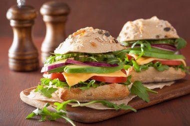 domates avokado peynirli sandviç salatalık soğan ile