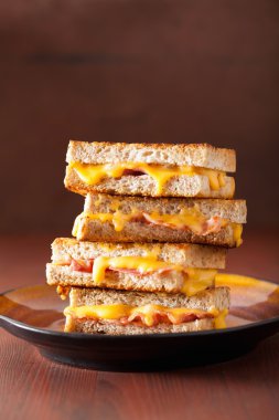 ızgara peynir ve pastırma sandviç