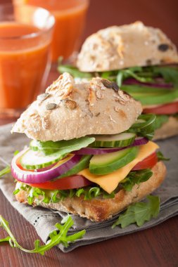 domates avokado peynirli sandviç salatalık soğan ile