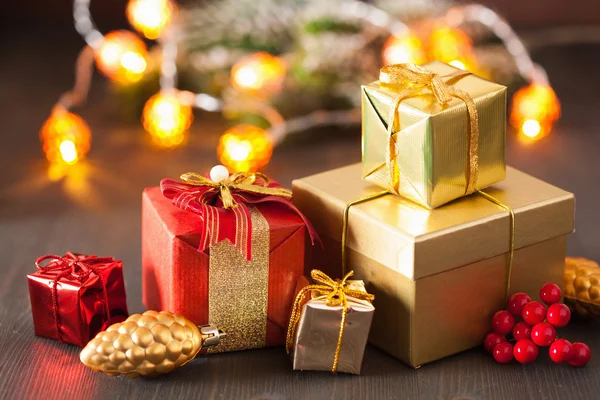 Červené a zlaté vánoční dárkové krabičky a dekorace — Stock fotografie