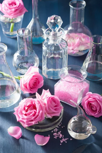 Alchemie und Aromatherapie mit Rosenblüten und Chemiekolben — Stockfoto