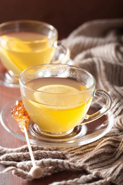 Té de jengibre de limón caliente en taza de vidrio —  Fotos de Stock