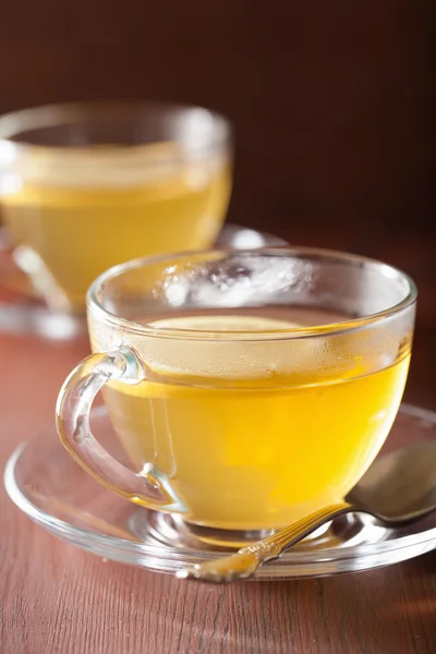 Tè allo zenzero al limone caldo in tazza di vetro — Foto Stock