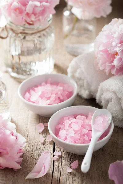 Pink flower salt peony for spa and aromatherapy — Stock Photo, Image