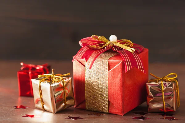 Caixas de presente de Natal vermelho e dourado e decoração — Fotografia de Stock