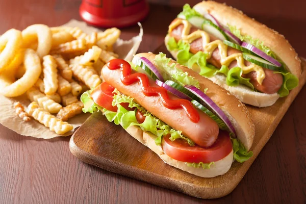 Cachorro-quente com ketchup mostarda e legumes — Fotografia de Stock