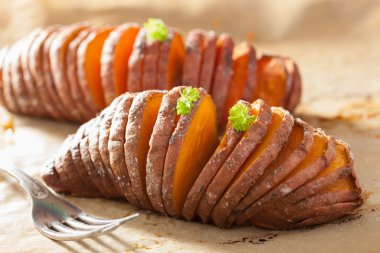 Pişmiş hasselback patatesleri.