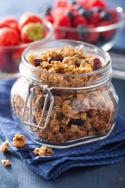 Cam Kavanoz ve çilek sağlıklı ev yapımı granola