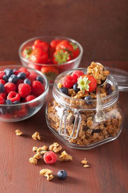 Cam Kavanoz ve çilek sağlıklı ev yapımı granola