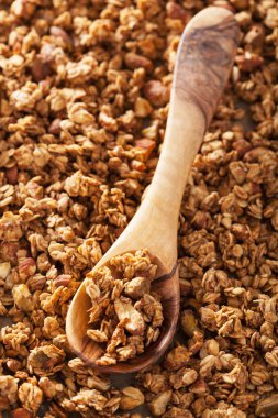 Kağıt ve kaşık yedekleme üzerinde sağlıklı ev yapımı granola