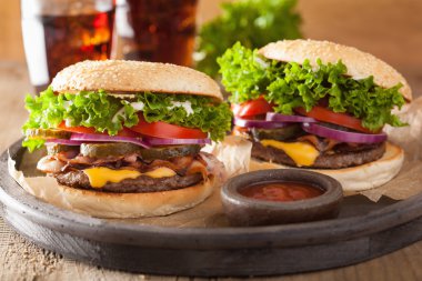 pastırma peynirli burger turşu domates soğan ile