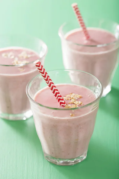 Gezonde haver strawberry smoothie — Stockfoto