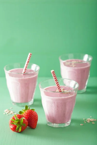 Gezonde haver strawberry smoothie — Stockfoto