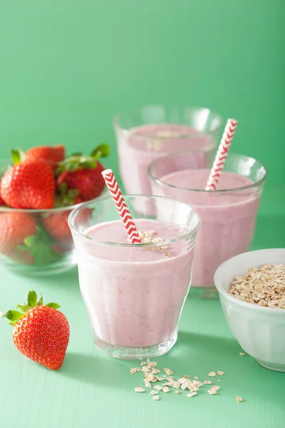 Gezonde haver strawberry smoothie — Stockfoto