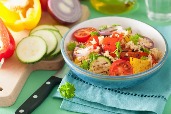 Salada de cuscuz saudável com tomate grelhado pimenta abobrinha cebola — Fotografia de Stock