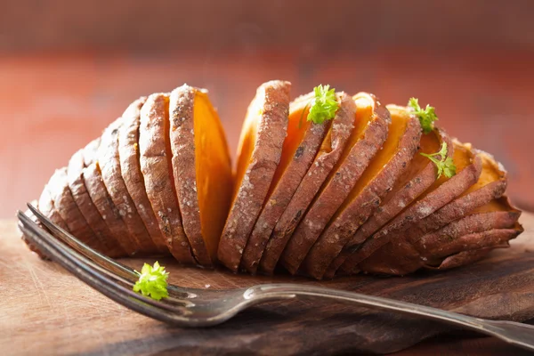 Печёный картофель-хасселбек — стоковое фото