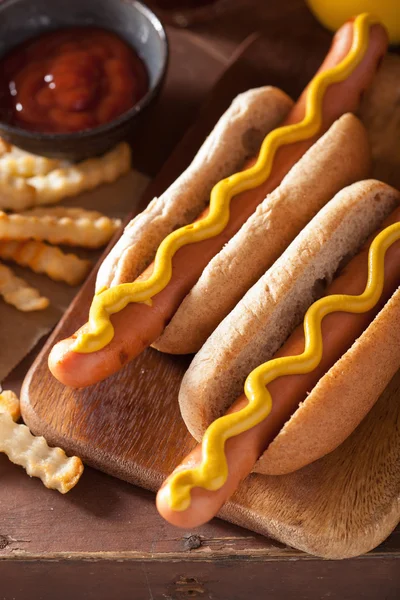 Sült hot dog mustárral és hasábburgonyával — Stock Fotó