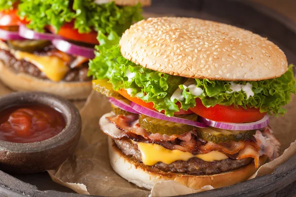 Hambúrguer de queijo bacon com picles cebola de tomate — Fotografia de Stock