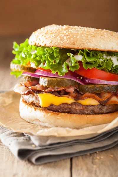 Spek kaas hamburger met pickles tomaat UI — Stockfoto