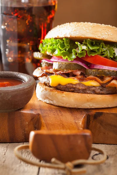 Hamburger di formaggio pancetta con sottaceti pomodoro cipolla — Foto Stock