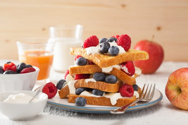 Francuskie tosty z crème fraîche i jagody na śniadanie — Zdjęcie stockowe