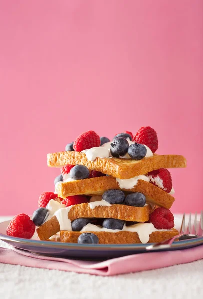 Pain perdu avec crème fraîche et baies pour le petit déjeuner — Photo