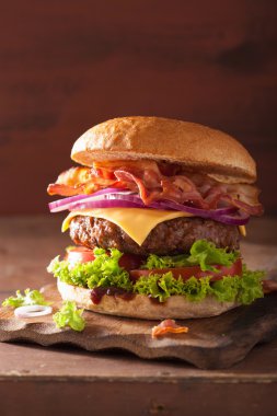 pastırma peynirli burger sığır patty domates soğan ile