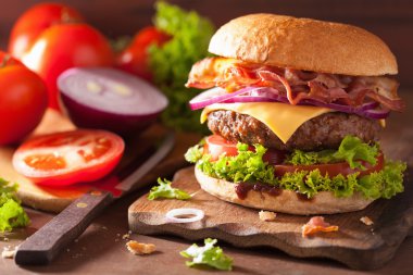 pastırma peynirli burger sığır patty domates soğan ile