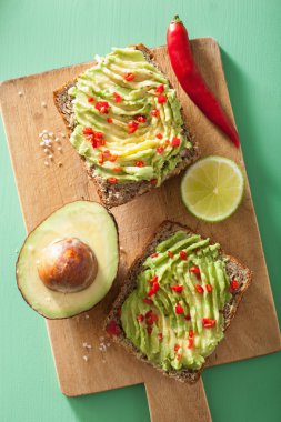 sağlıklı kepekli tost avokado kireç biber