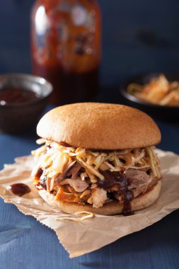 ev yapımı domuz burger lahana salatası ve barbekü sosu çekti