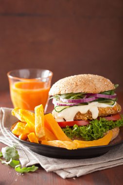 Vejetaryen havuç ve yulaf burger salatalık soğan ile