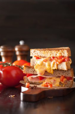 ızgara peynir sandviç jambon ve domates ile